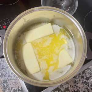 Mantequilla para preparar ghee casero en una olla