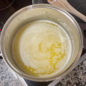 Espuma blanca durante la elaboración del ghee