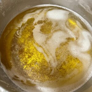 Ghee transparente con sedimentos en el fondo