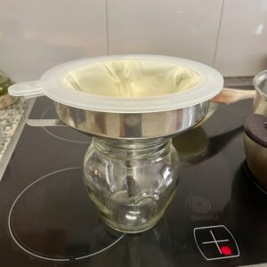 Filtrar ghee casero con una tela de muselina