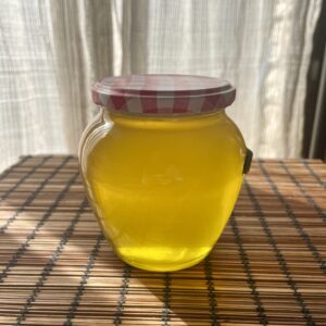 Ghee casero recién preparado de color dorado